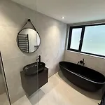 Fields Retreat - 4 Ensuite Bedrooms 別荘 *