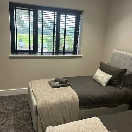 Spacious & Modern House Sleeps 8 *