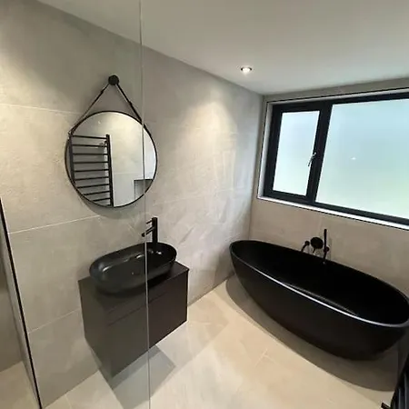 Fields Retreat - 4 Ensuite Bedrooms Tatil Evi *