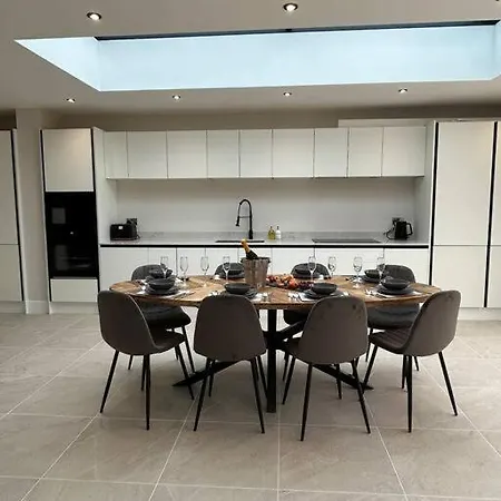 Spacious & Modern House Sleeps 8 Holiday home York