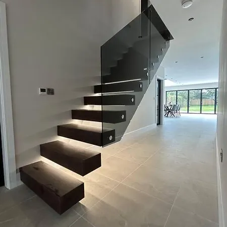 Spacious & Modern House Sleeps 8 Holiday home *
