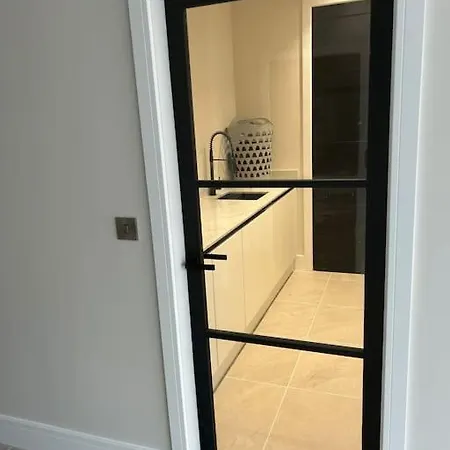 Spacious & Modern House Sleeps 8 *