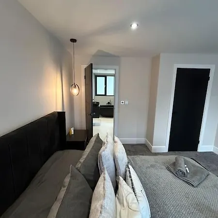 Spacious & Modern House Sleeps 8 * York