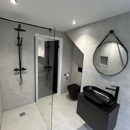 Spacious & Modern House Sleeps 8 *