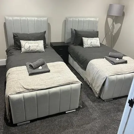 Spacious & Modern House Sleeps 8 Holiday home