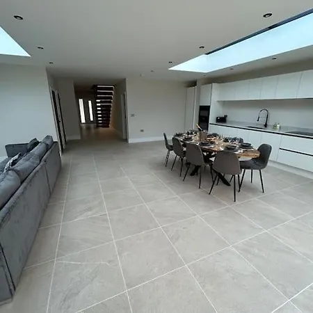 Spacious & Modern House Sleeps 8 * York