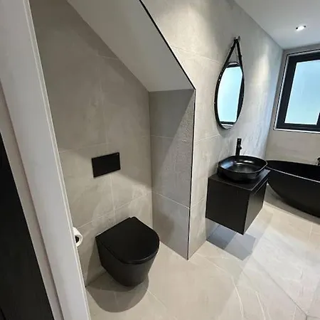 Fields Retreat - 4 Ensuite Bedrooms *