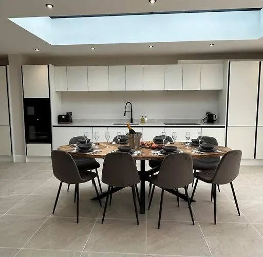 Fields Retreat - 4 Ensuite Bedrooms Hébergement de vacances York