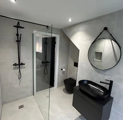 Fields Retreat - 4 Ensuite Bedrooms *